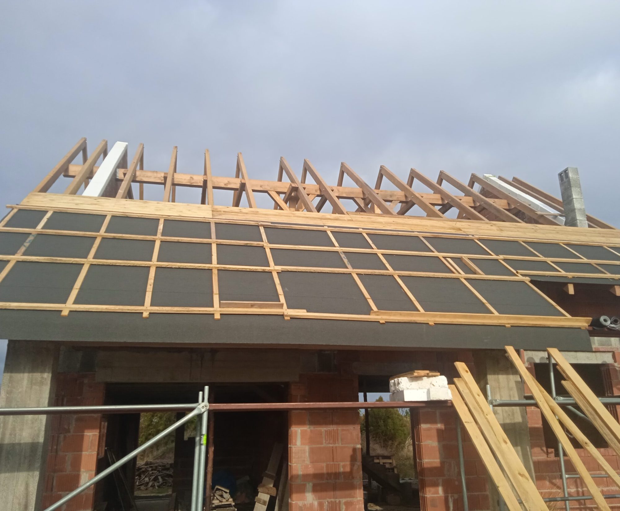 deskowanie i papowanie dachu