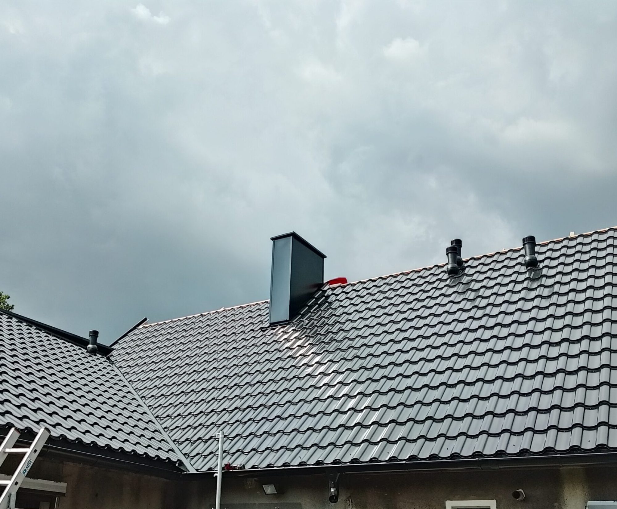 blachodachówka modułowa czarna-połysk